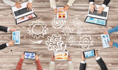 insanlar aygıtlarla birlikte çalışan eller