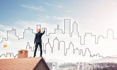 adam evin çatı sırt ile ayakta