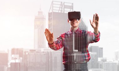 Sanal gerçeklik kulaklığı olan adam.