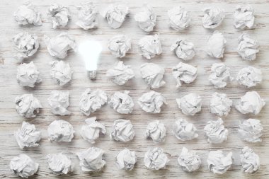 buruşuk kağıt topları 