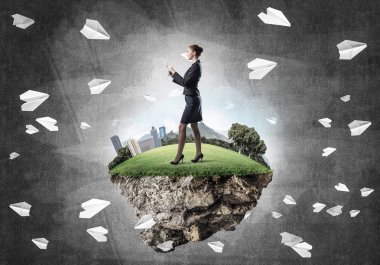 Yeşil yüzen ada üzerinde duran işkadını