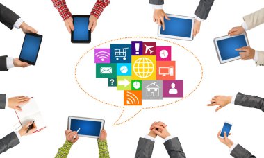 insanlar aygıtlarla birlikte çalışan eller