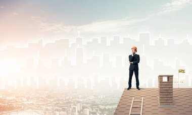 Takım elbise ve kask genç işadamı