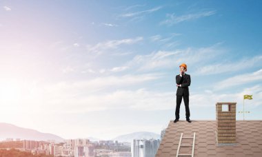 Takım elbise ve kask genç işadamı