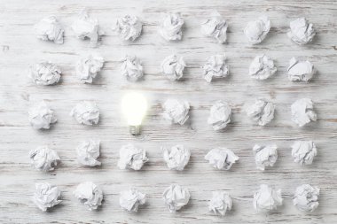 buruşuk kağıt topları 