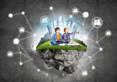 Okul çağındaki iki çocuk 