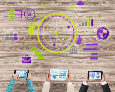 insanlar aygıtlarla birlikte çalışan eller