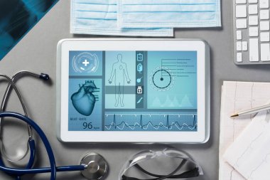 Beyaz tablet pc ve doktor araçları 