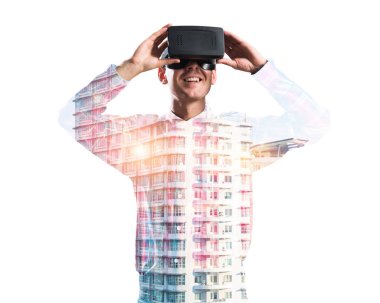 Sanal gerçeklik kulaklığı olan adam.