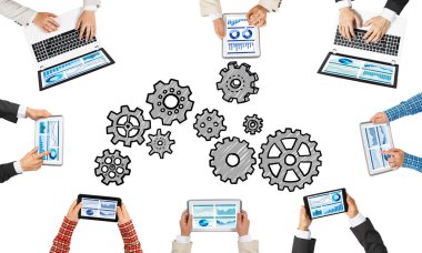 insanlar aygıtlarla birlikte çalışan eller