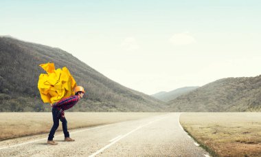 Oluşturucu adam taşıma kağıt topu