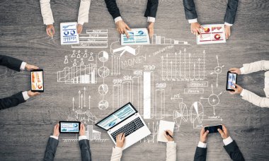 insanlar aygıtlarla birlikte çalışan eller