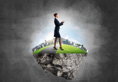 Yeşil yüzen ada üzerinde duran işkadını