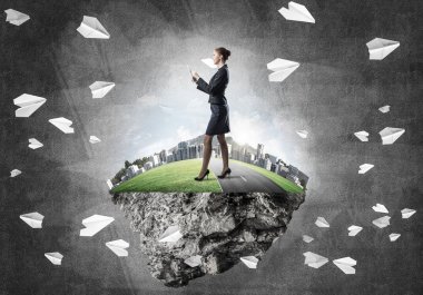 Yeşil yüzen ada üzerinde duran işkadını