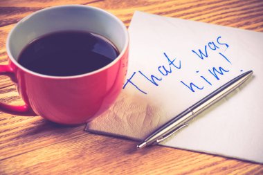 Kahve fincanı kalem ve peçete 