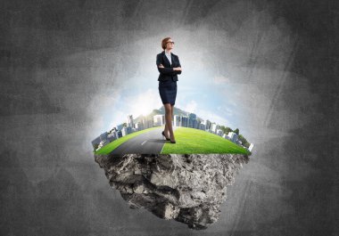 Yeşil yüzen ada üzerinde duran işkadını