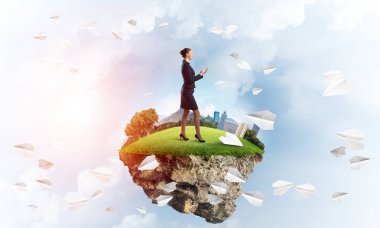 Yeşil yüzen ada üzerinde duran işkadını