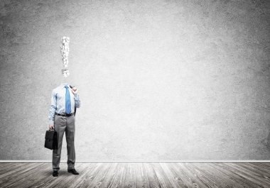 O her zaman parayı düşünüyor.