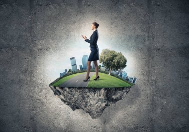 Yeşil yüzen ada üzerinde duran işkadını