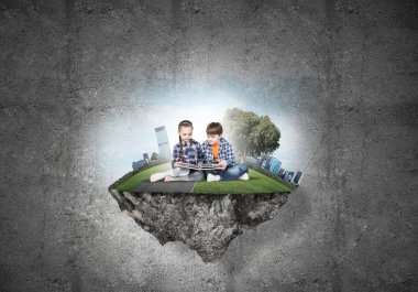 Okul çağındaki iki çocuk 