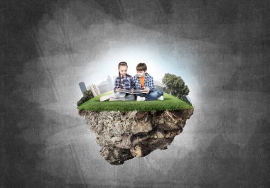 Okul çağındaki iki çocuk 