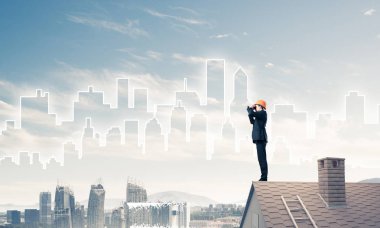 Takım elbise ve kask genç işadamı