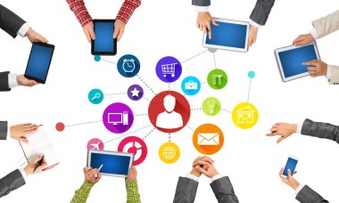 insanlar aygıtlarla birlikte çalışan eller