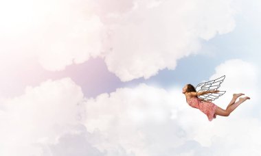 yüksek mavi gökyüzünde uçan kadın