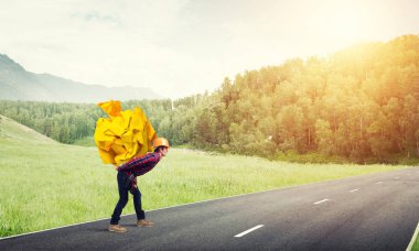 Oluşturucu adam taşıma kağıt topu