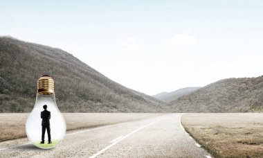 işadamı ampul içinde sıkışmış 