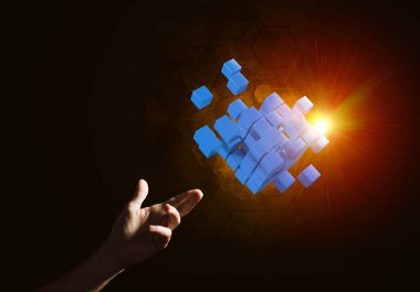 küp şekil tutan el