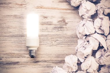 buruşuk kağıt topları 