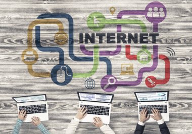 insanlar aygıtlarla birlikte çalışan eller