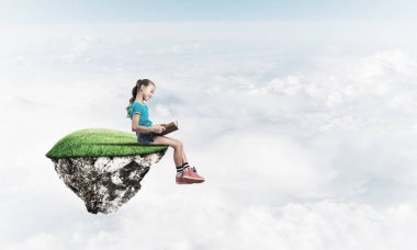 sevimli gülümseyen kız 