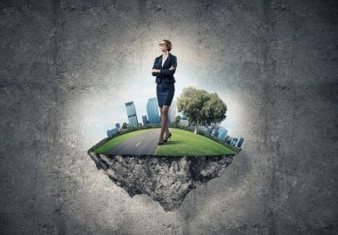 Yeşil yüzen ada üzerinde duran işkadını