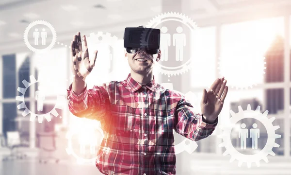 Férfi virtuális valóság headset — Stock Fotó
