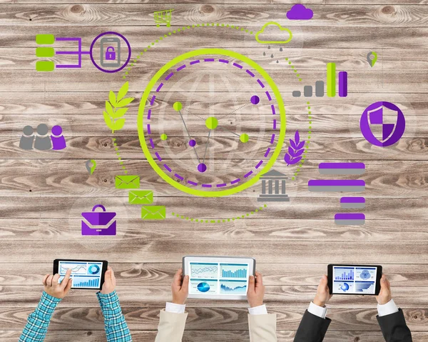 insanlar aygıtlarla birlikte çalışan eller