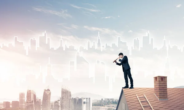 Uomo d'affari in tuta sul bordo del tetto — Foto Stock