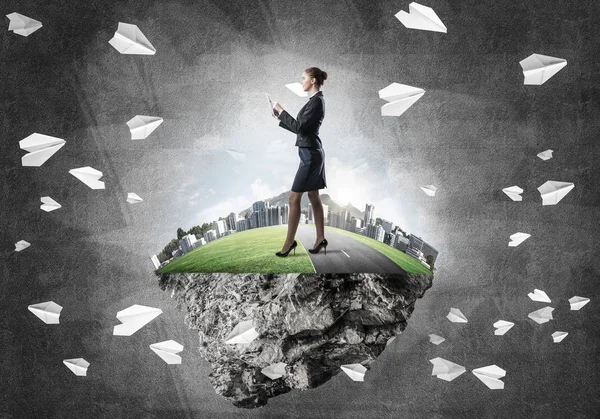 Yeşil yüzen ada üzerinde duran işkadını