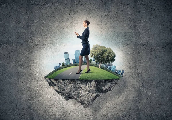 Yeşil yüzen ada üzerinde duran işkadını