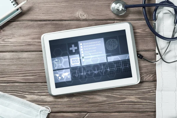 Beyaz tablet pc ve doktor araçları 