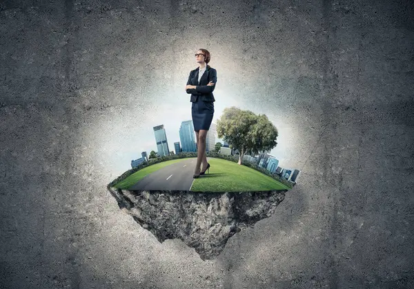 Yeşil yüzen ada üzerinde duran işkadını