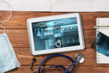 Beyaz tablet pc ve doktor araçları 