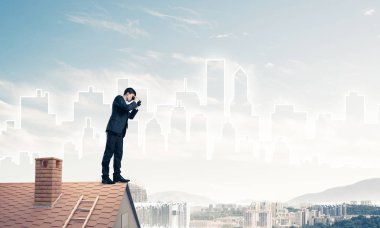 Çatıda duran işadamı 