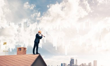 Takım elbise ve kask işadamı