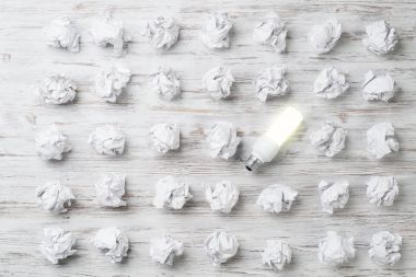 buruşuk kağıt topları 