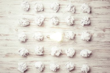 buruşuk kağıt topları 