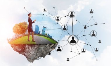 Ayakta duran zarif iş kadını. 