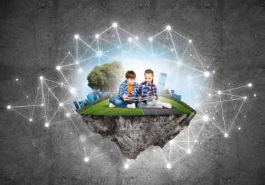 Okul çağındaki iki çocuk 