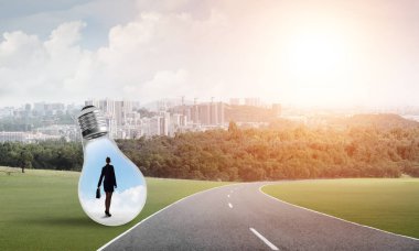 işkadını ampul içinde sıkışmış